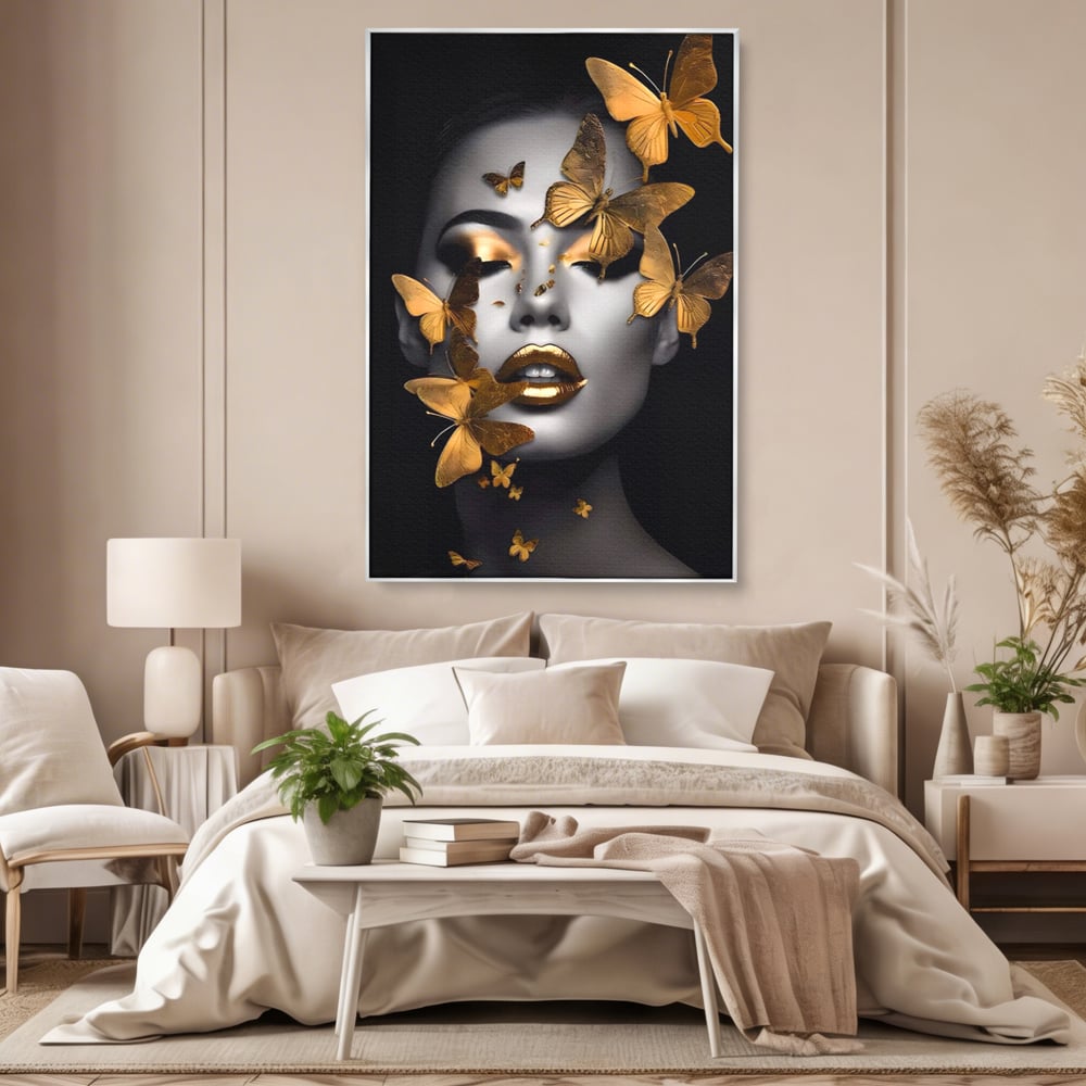 Tablou canvas cu tablou canvas cu portret de femeie si fluturi aurii, in rama de aluminiu argintiu, pe perete intr-un dormitor